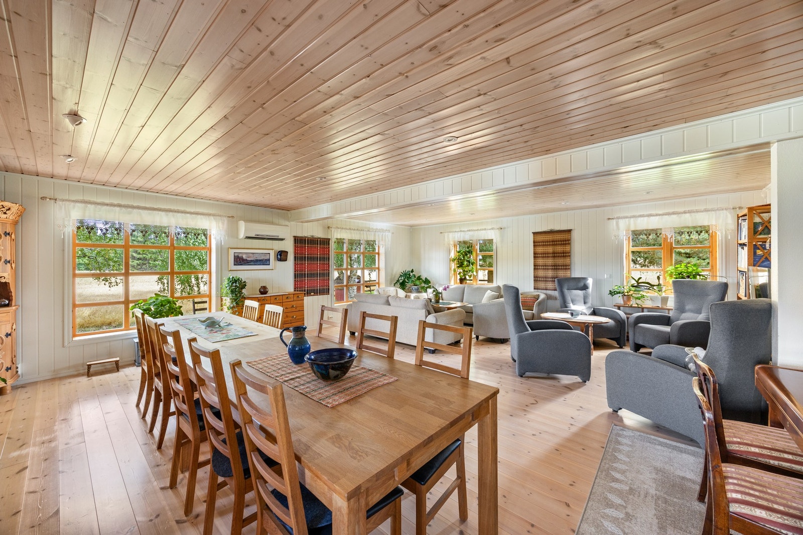 Stue - ca 48 kvm. Boligen har oppvarming fra varmepumpe, vedfyring og elektrisitet Galleribilde