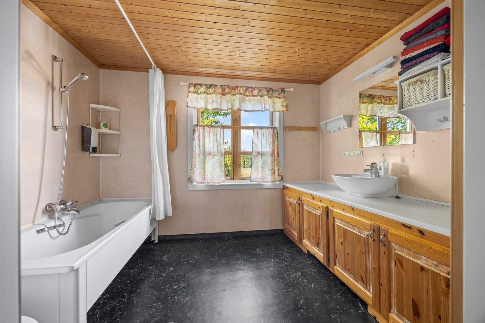 Bad - ca 7 kvm. Utstyrt med badekar, toalett og servantskap Galleribilde