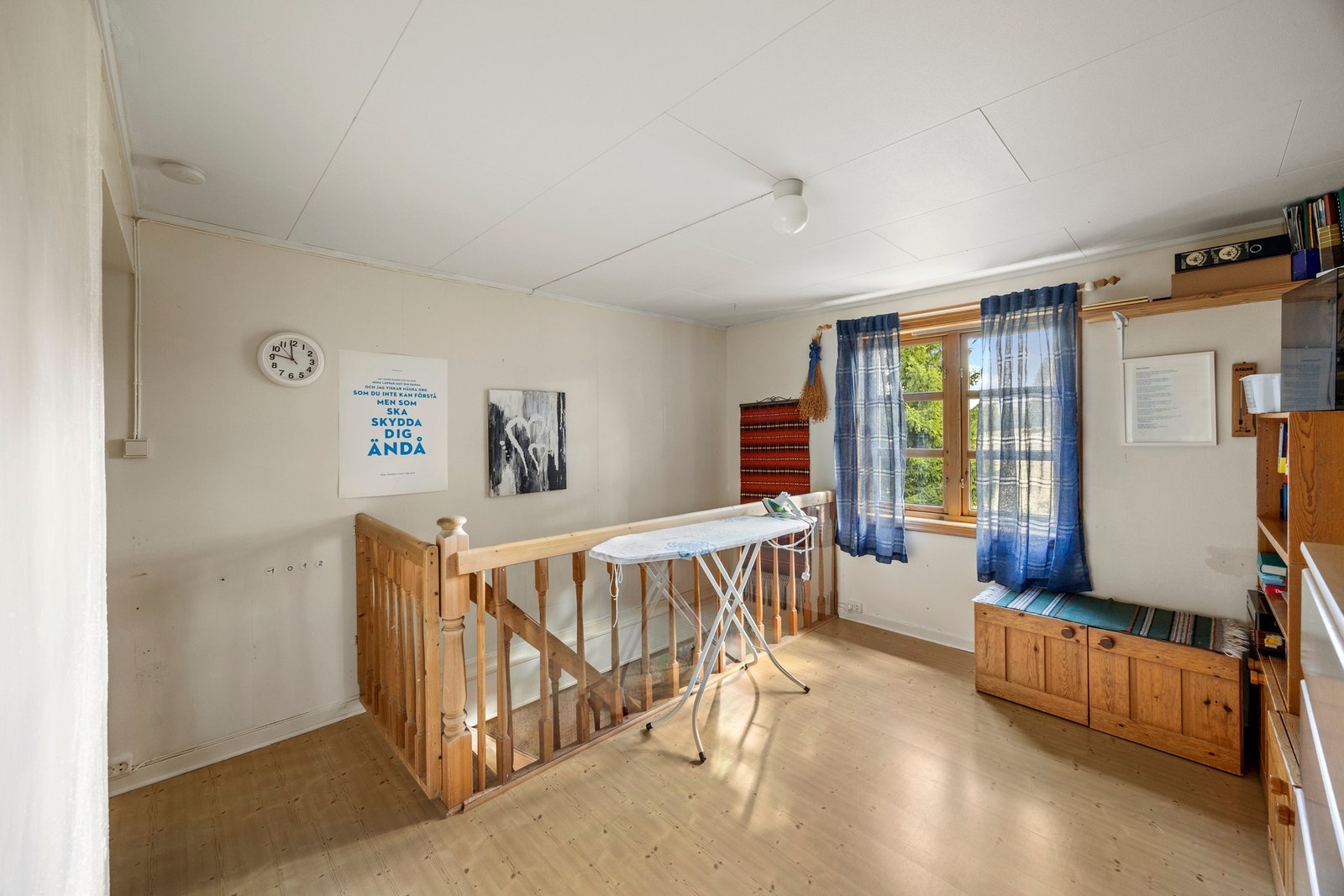 Trapp opp til 2. etg med 6 soverom, kontor, disp. rom og bad. Galleribilde