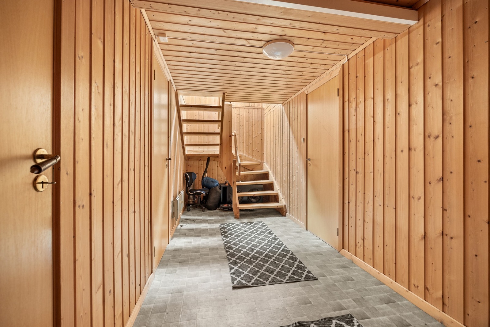 Kjelleren er innredet med tre boder, hobbyrom og snekkerverksted Galleribilde