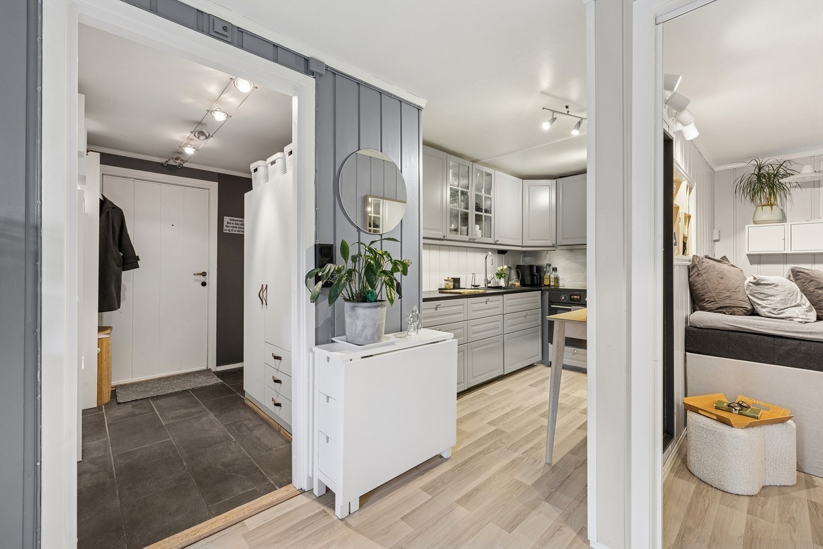 Med stue og kjøkken i en naturlig og åpen løsning, ligger alt til rette for sosial matlaging og hyggelige stunder med gjester. Galleribilde