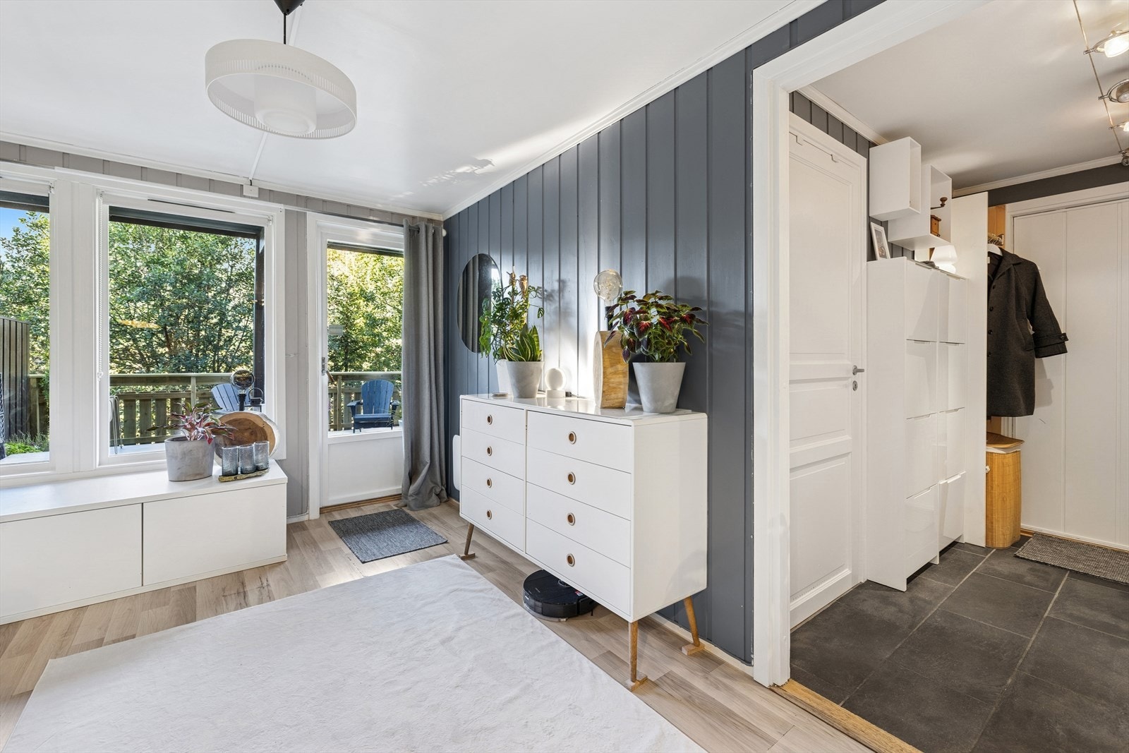 Stuen har plass til både sofa og TV. Galleribilde