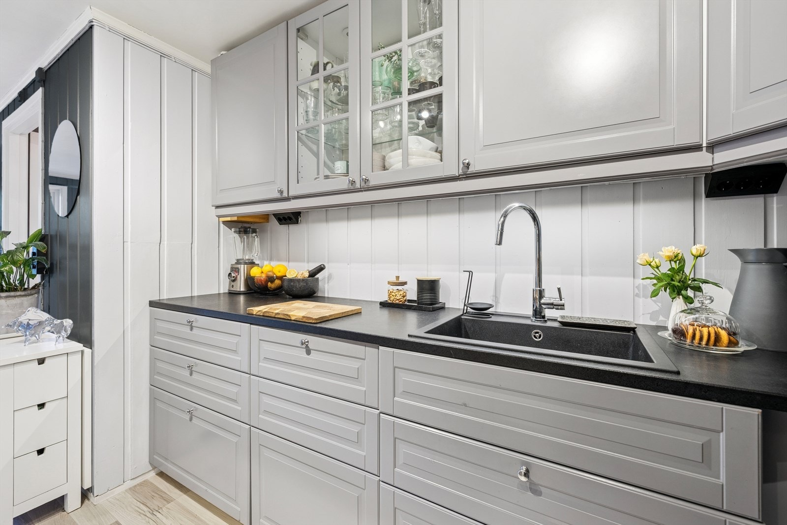 Et av overskapene har glassfronter, og det er montert praktisk belysning under overskapene. Galleribilde