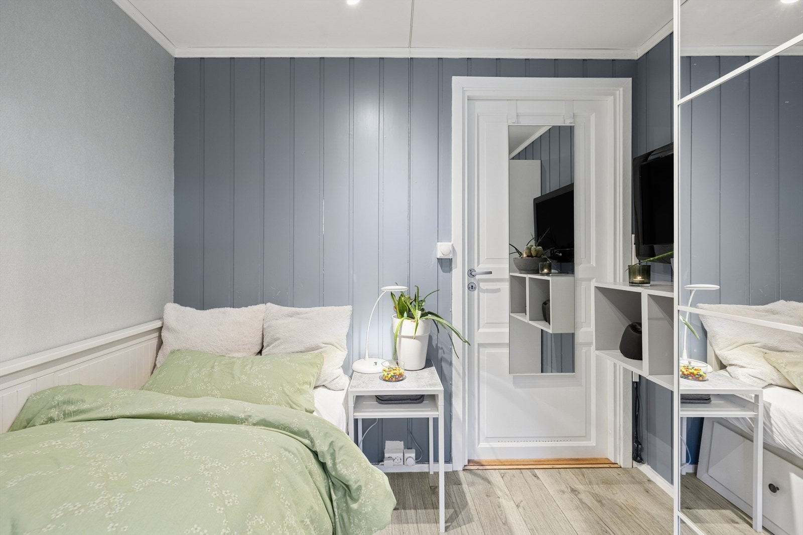 Seng og en nyere skyvedørsgarderobe medfølger handelen. Galleribilde