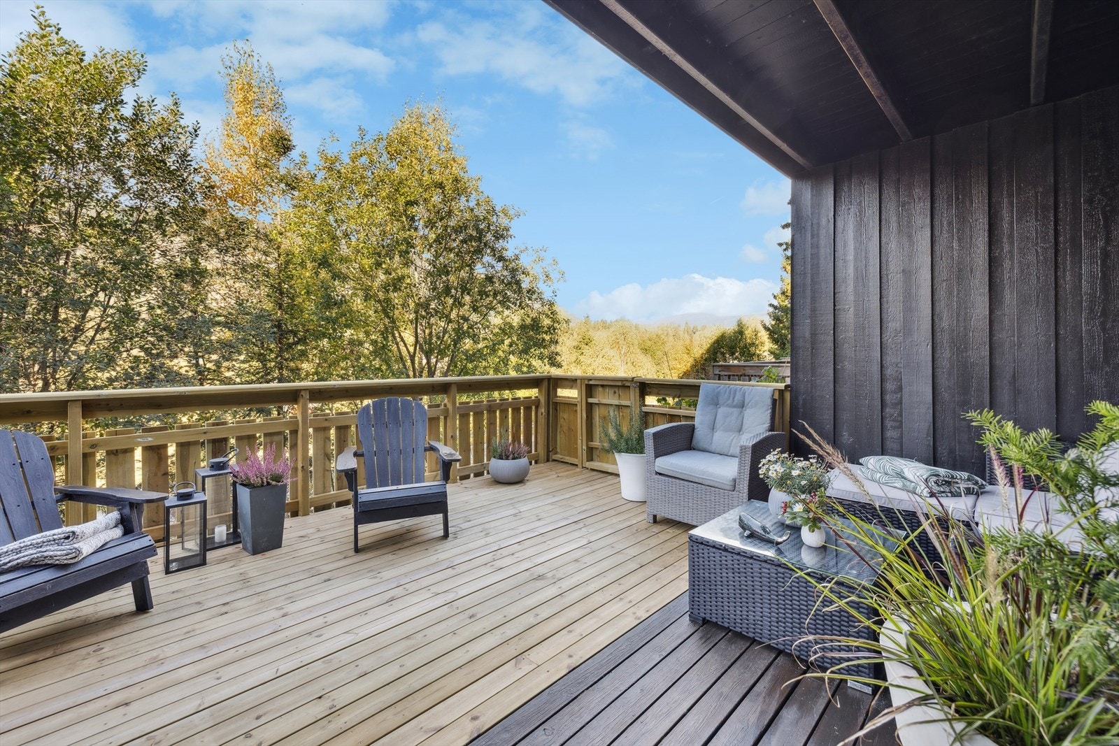 Leiligheten ligger i byggets underetasje og har direkte utgang til en romslig terrasse på ca. 20 kvm - perfekt for avslapning og hyggelige sammenkomster. Galleribilde