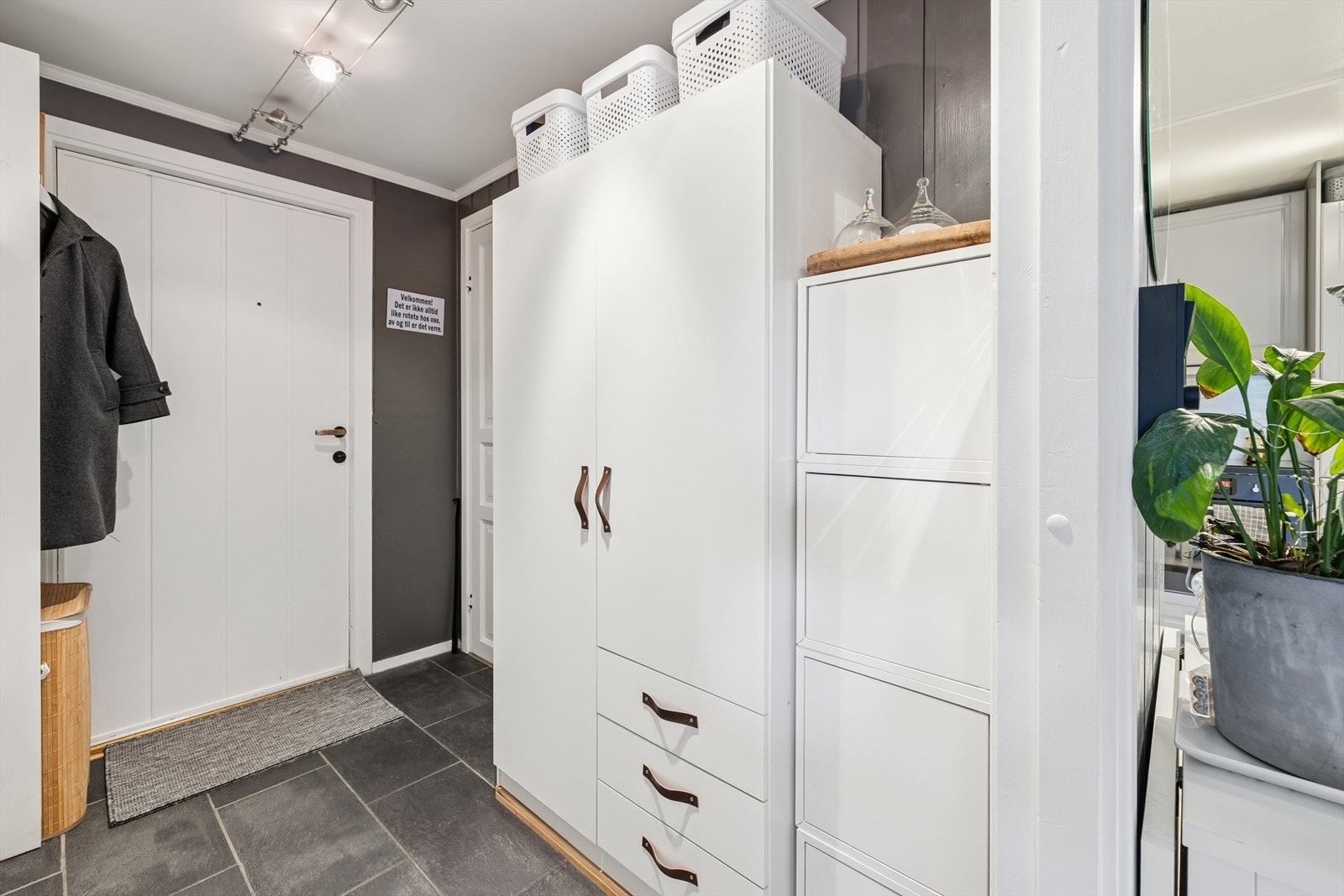 Entréen har god plass til å henge fra seg yttertøy, med et praktisk garderobeskap som bidrar til en ryddig og funksjonell velkomst. Galleribilde