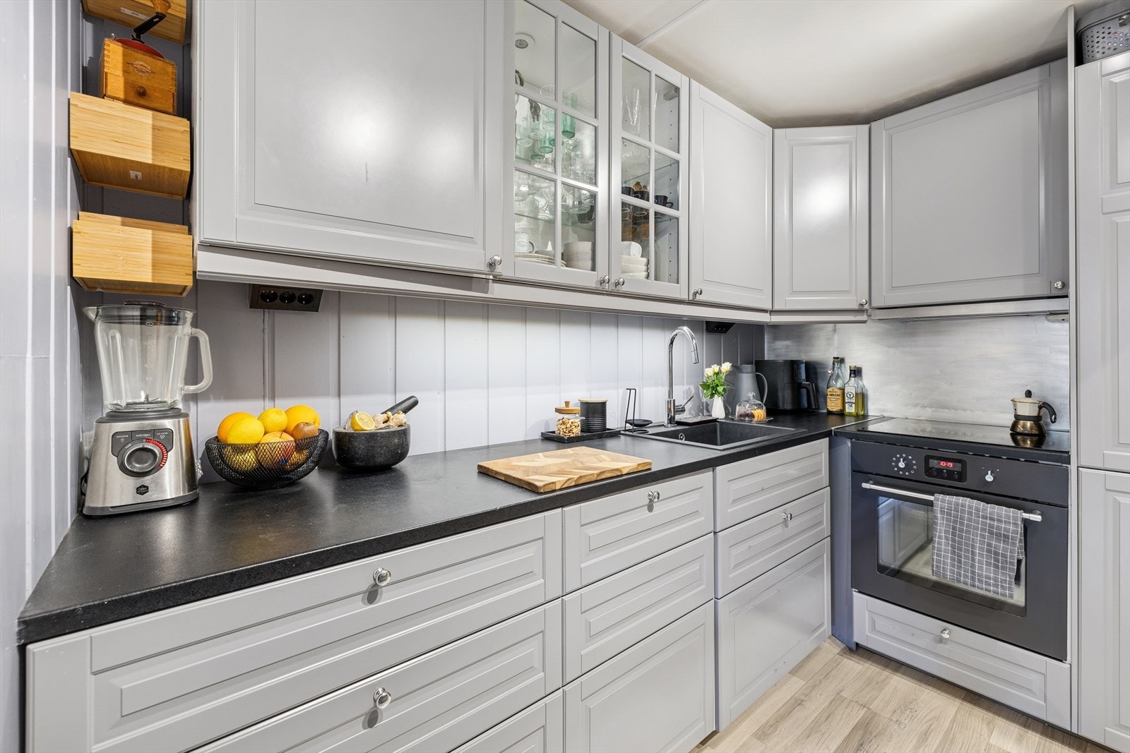 Innredningen har laminerte skrog, profilerte fronter og laminert benkeplate med kjøkkenkum. Galleribilde