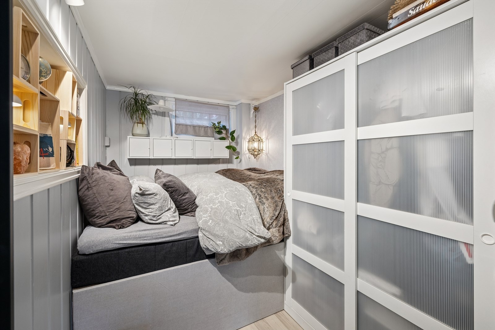 Praktisk sovealkove ved stuen. Seng med oppbevaring og skyvedørsgarderobe medfølger handelen. Galleribilde