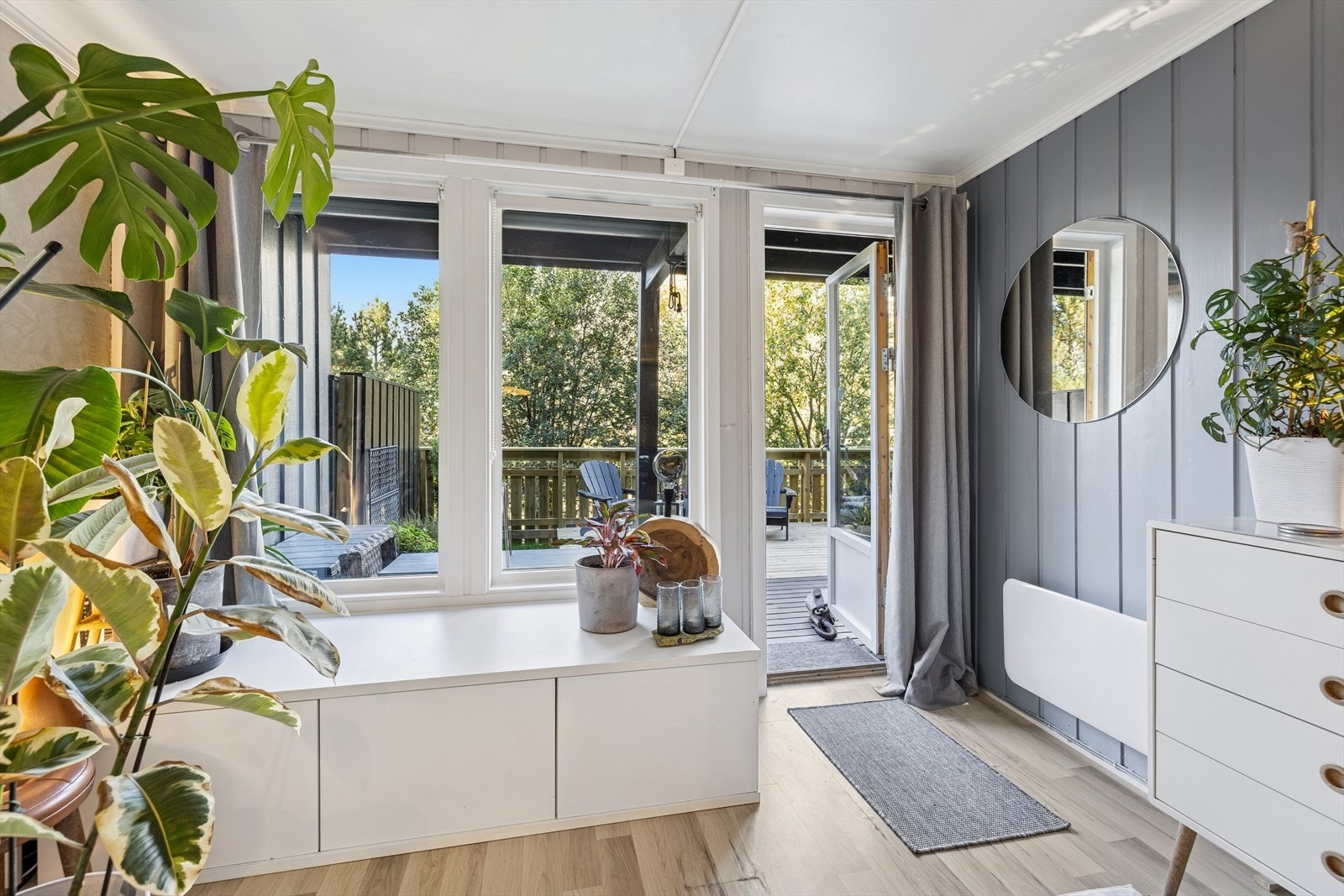 Stuen har store vindusflater som slipper inn rikelig med naturlig lys og skaper en lys og luftig atmosfære. Galleribilde