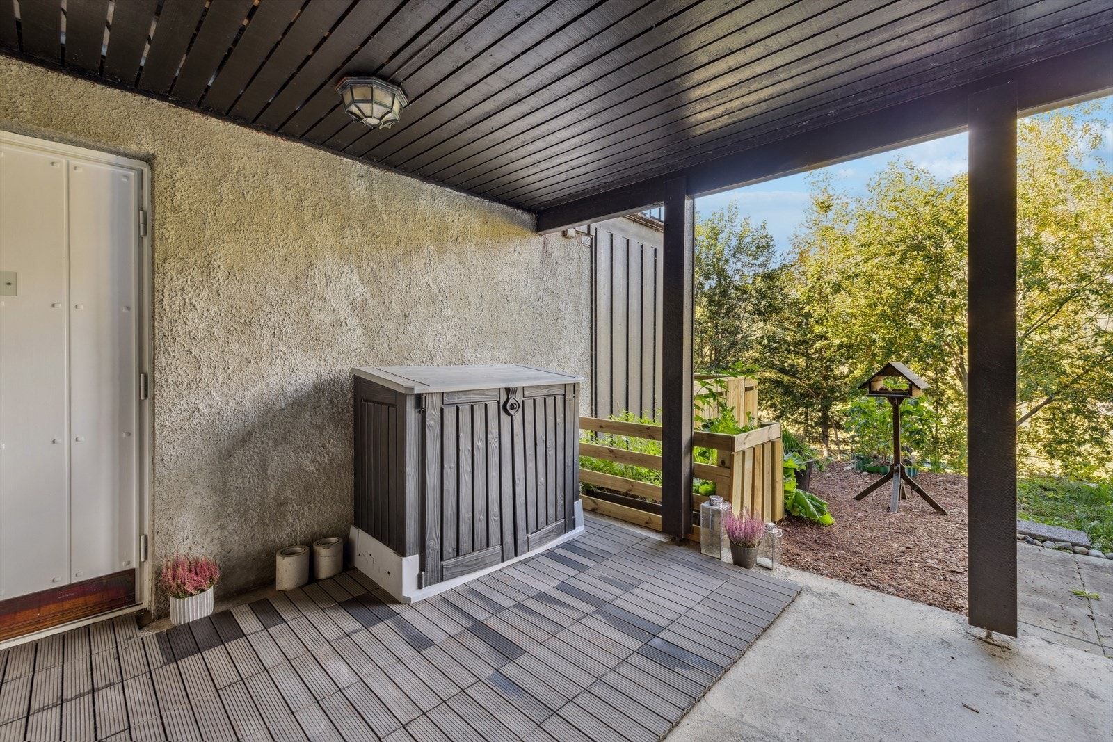 Det overbygde inngangspartiet gir en lun og hyggelig velkomst. Galleribilde