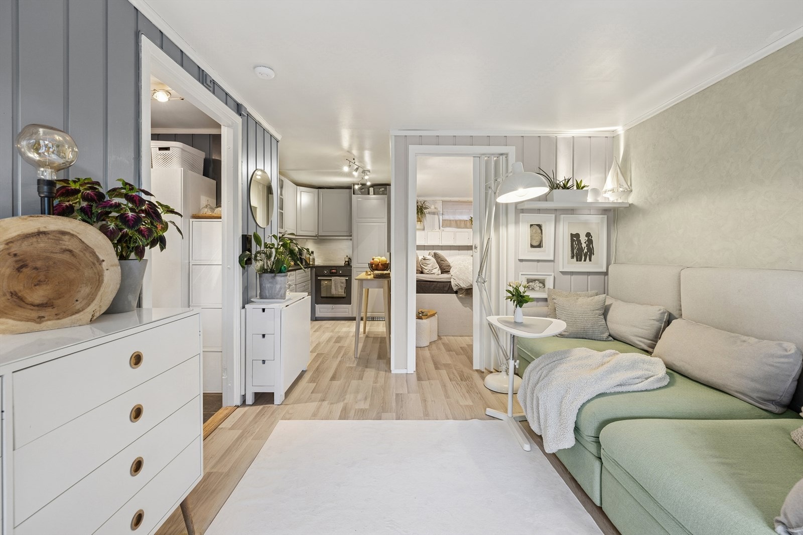 Stuen ligger i en åpen løsning mot kjøkkenet. Galleribilde