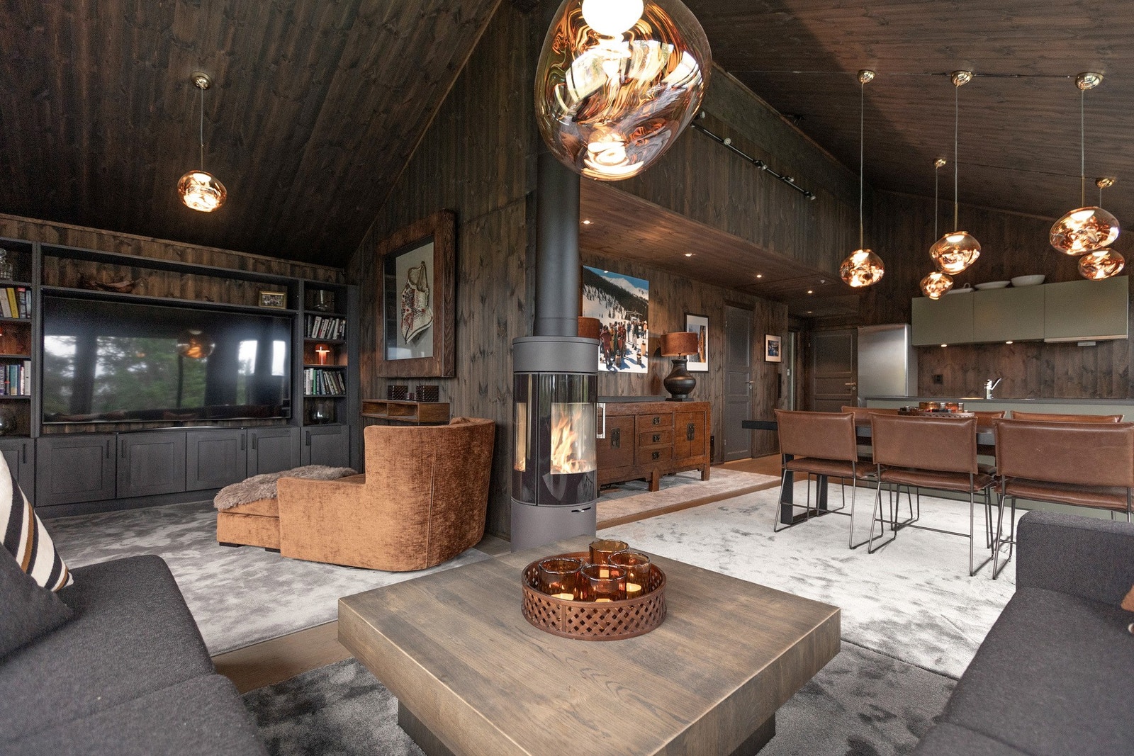 Åpen løsning mot kjøkken med god plass til venner og familie. Galleribilde