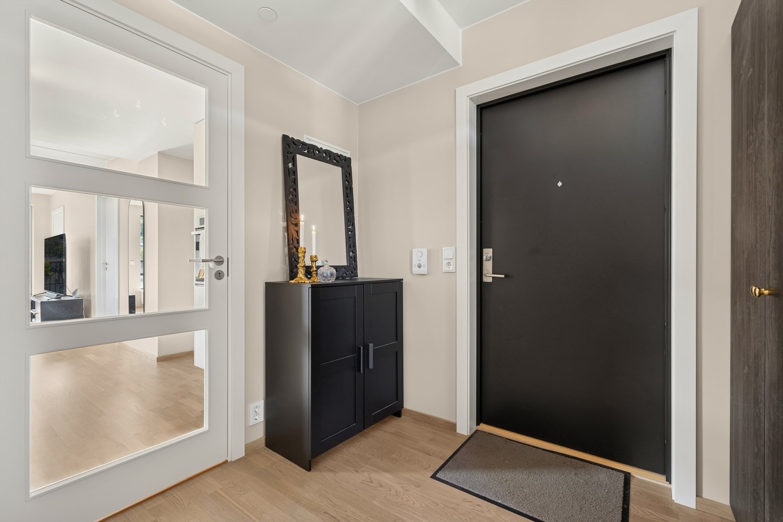 Entre med god skapplass og adkomst til bad og stue Galleribilde