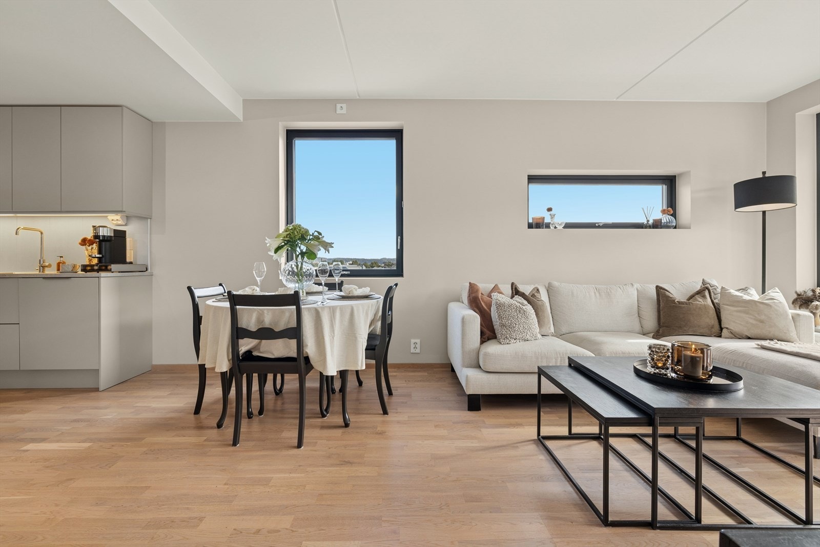 Her er det plass for både sofakrok og spisebord - perfekt for både avslapning og hyggelige middager Galleribilde