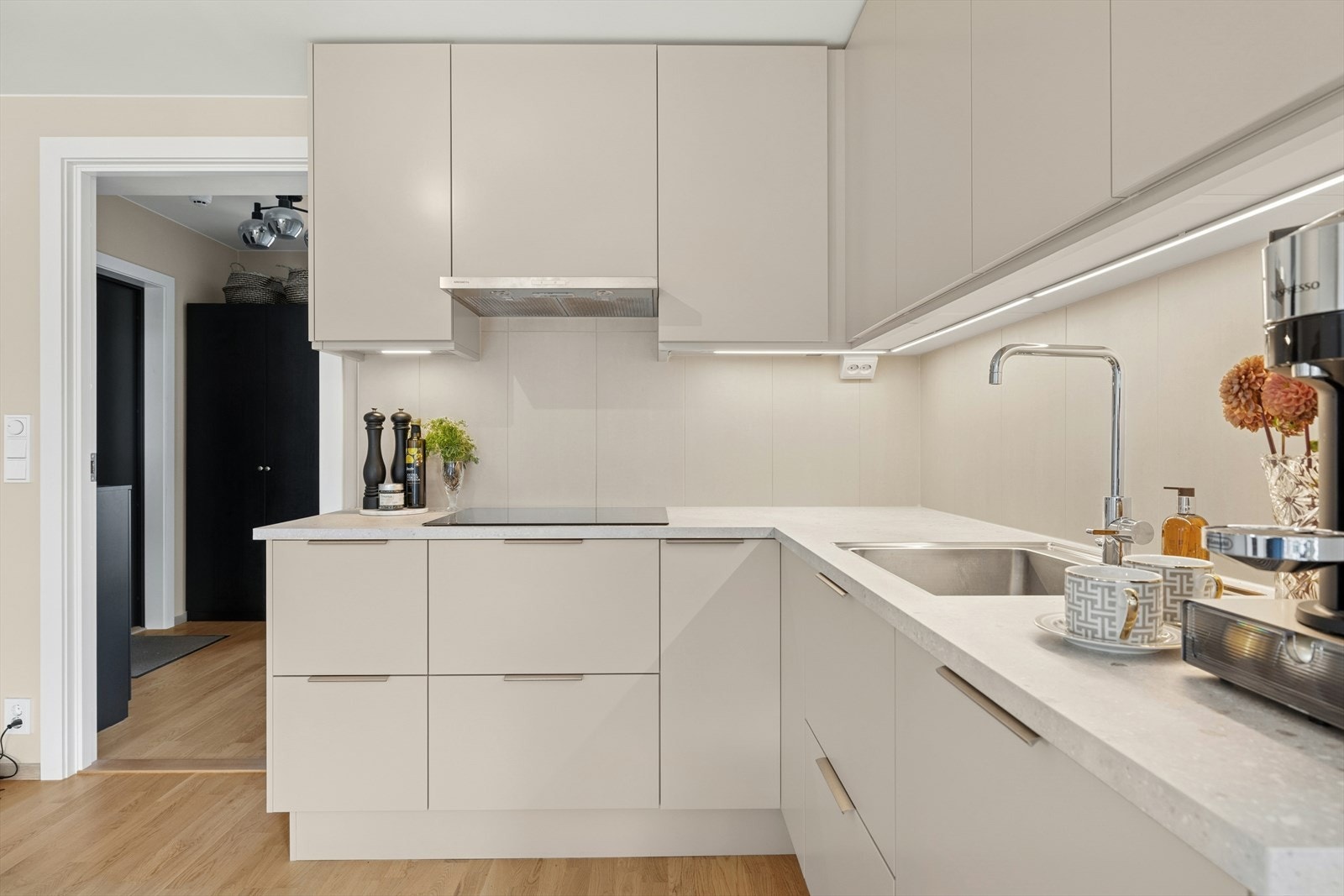 Godt med skapplass og et ellers meget delikat kjøkken Galleribilde