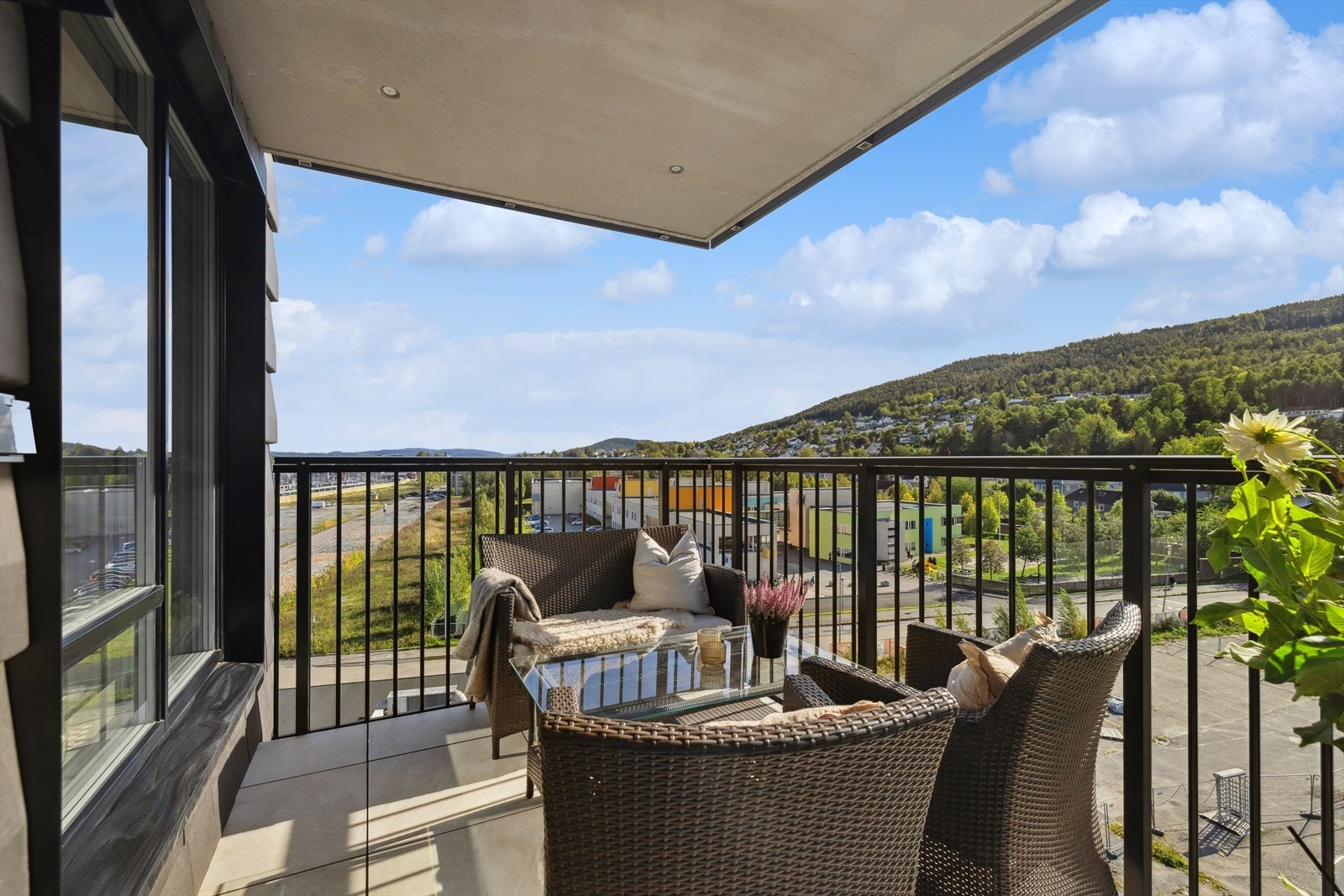 Lagt fliser på balkong for enklere renhold, også ser det svært innbydende ut Galleribilde