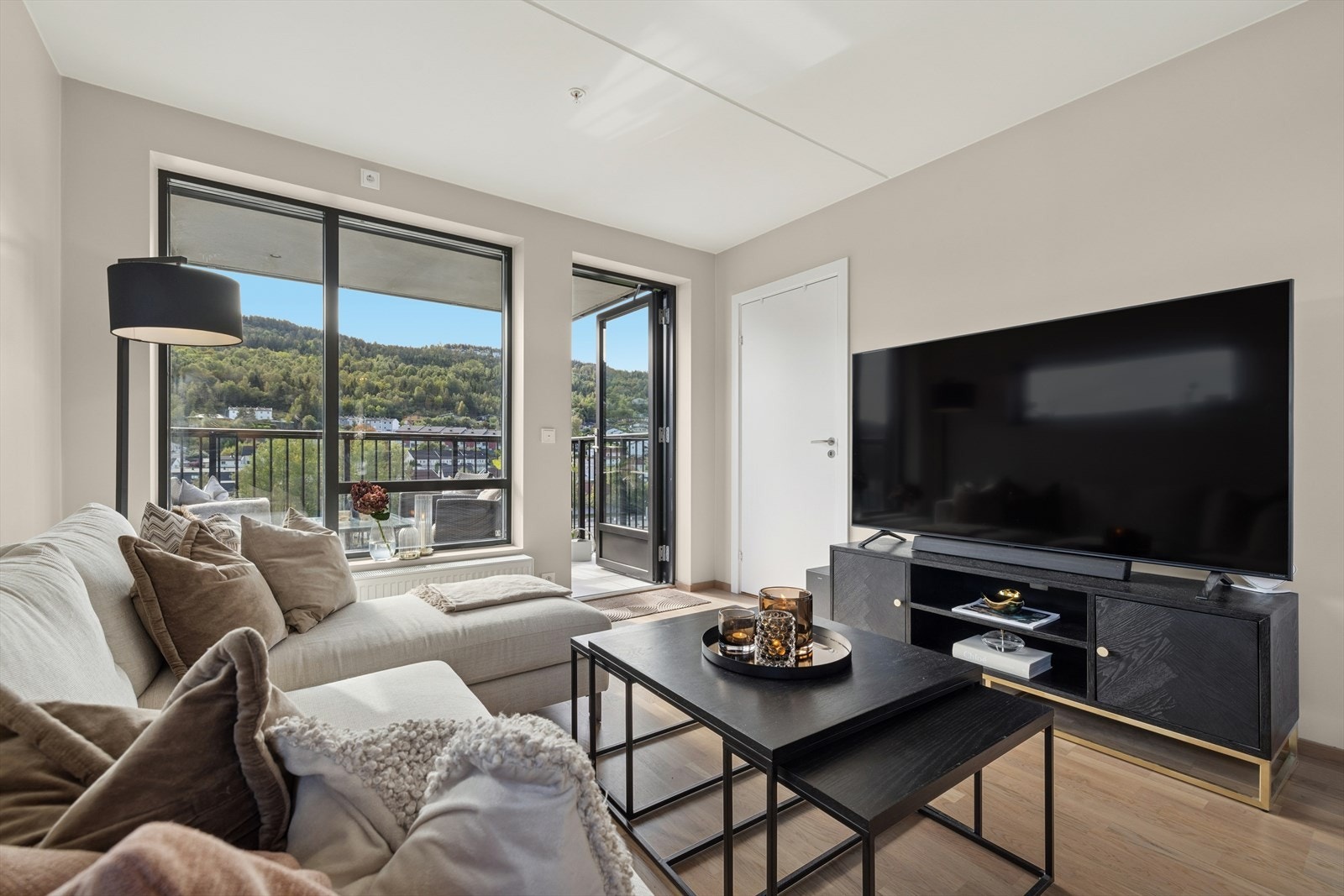 Farger- og materialvalg er moderne og nøytrale som innbyr til kreativitet med møblement og dekor Galleribilde