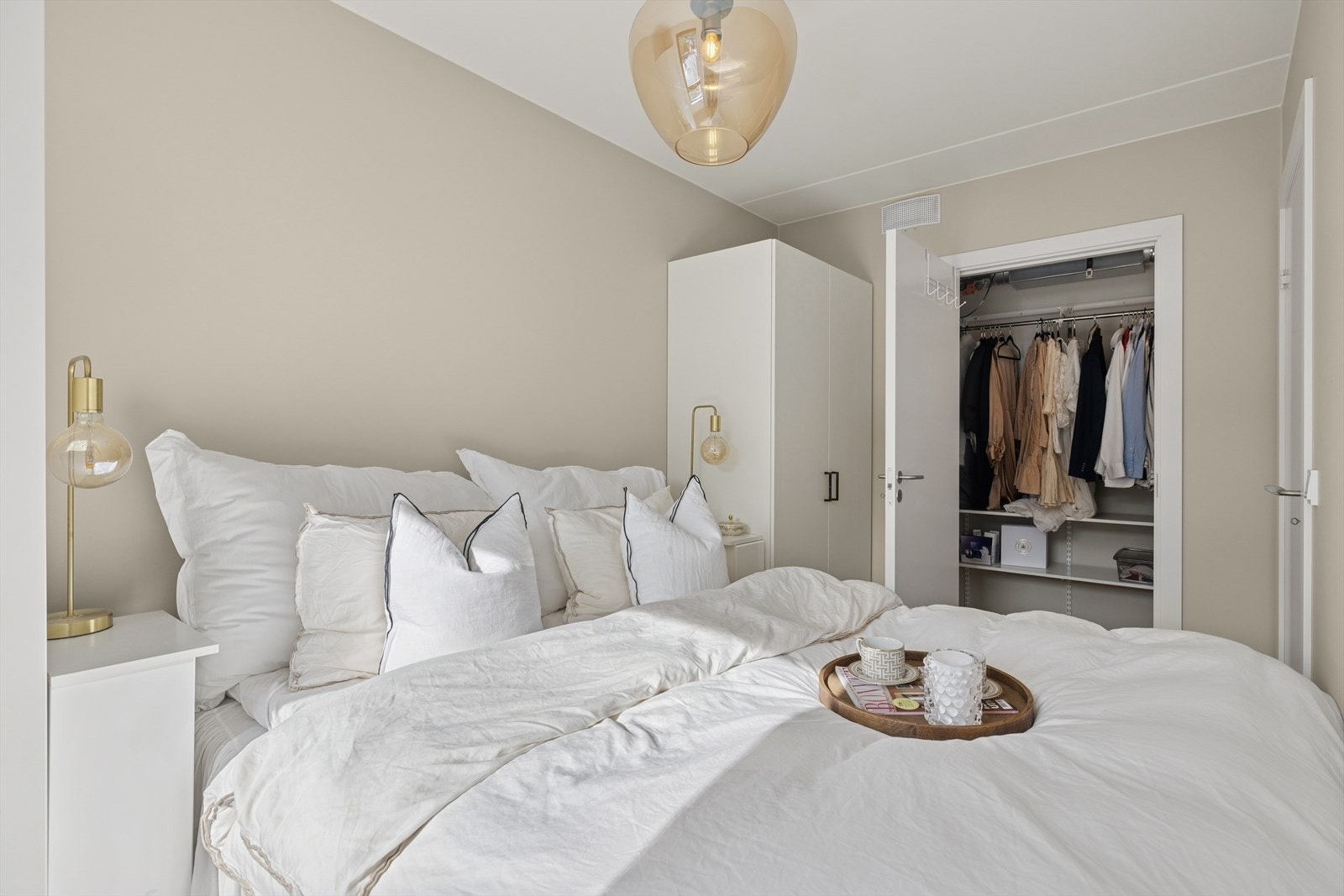 Bod i forbindelse med soverom brukes i dag som et klesskap Galleribilde