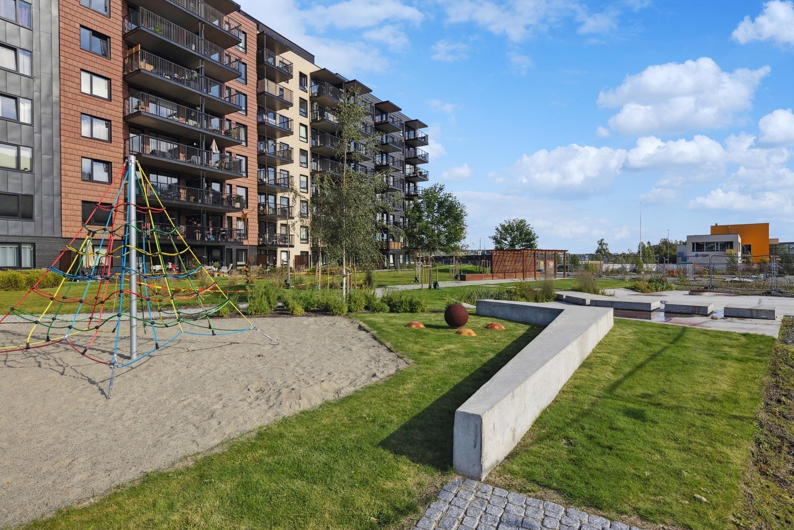 Fellesarealer med lekeplass og sittesoner Galleribilde