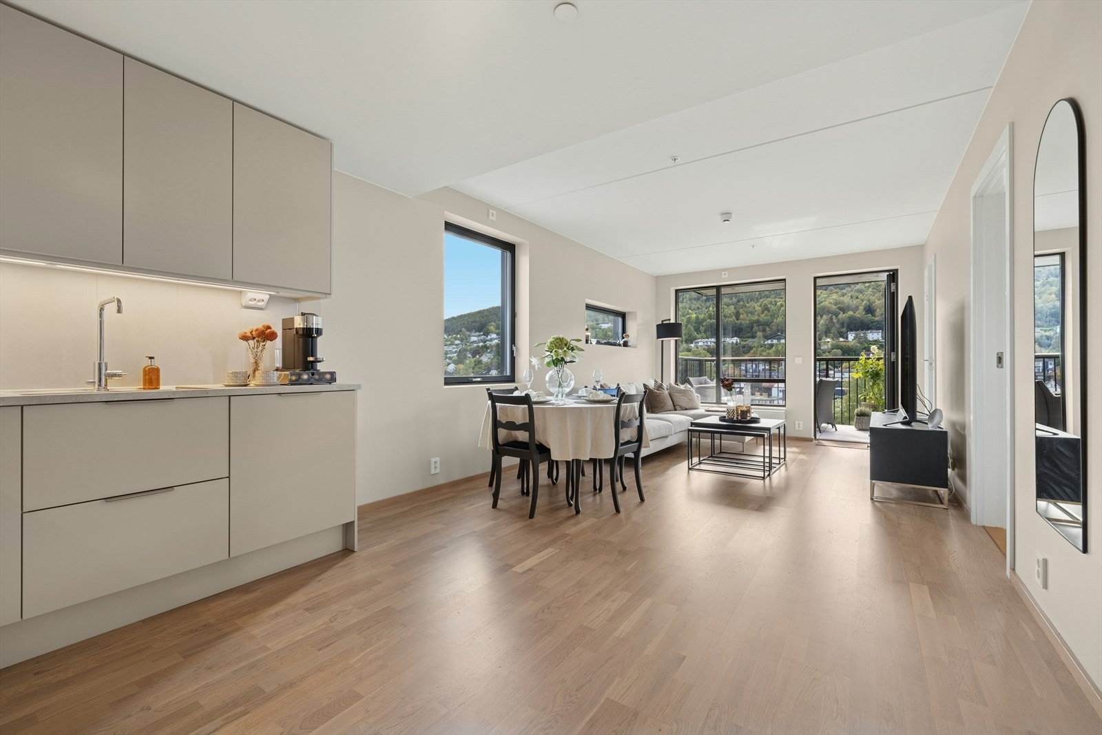 Åpent og luftig allrom med åpenløsning mellom kjøkken og stue Galleribilde