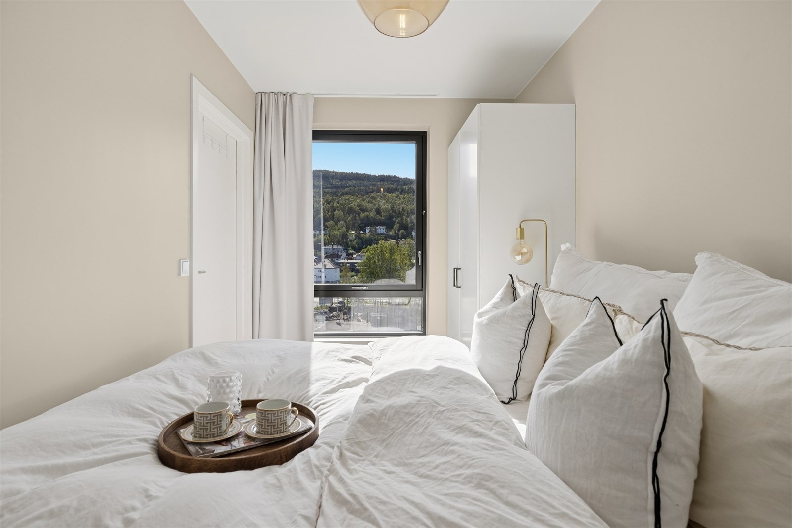 Romslig soverom med god plass for både dobbelseng pg garderobeløsning Galleribilde