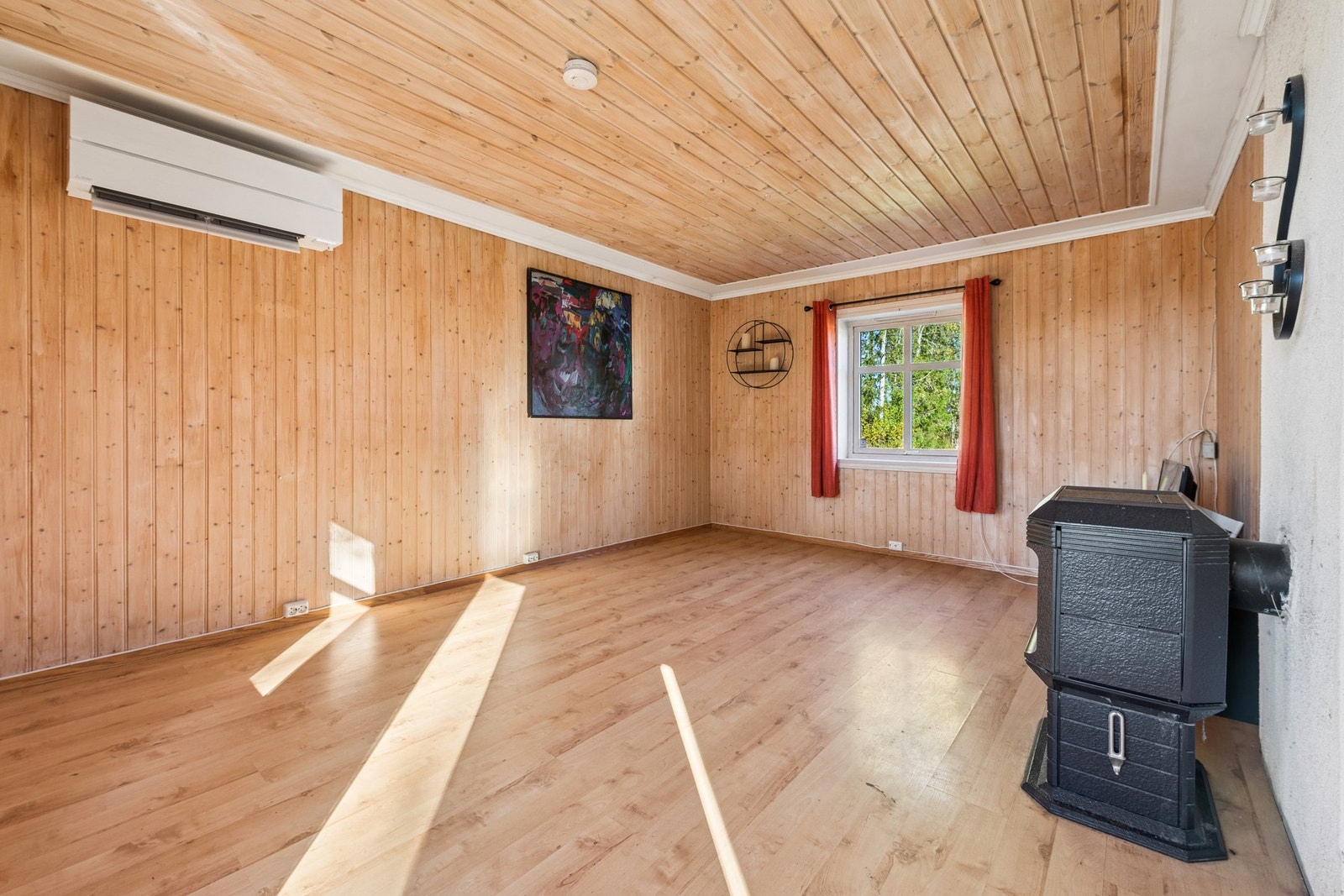 Åpen løsning mot kjøkkenet gjør det enkelt å samle familie og venner til måltider og hyggelige stunder. Galleribilde