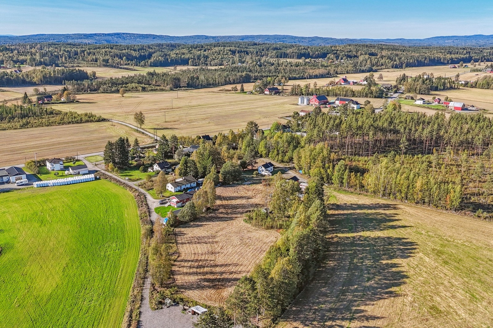 Nærmeste dagligvare finner du på Joker Skogbygda med post i butikk og PostNord-tjenester. Joker Skarnes ligger ca. 10 km unna og har søndagsåpent. Galleribilde