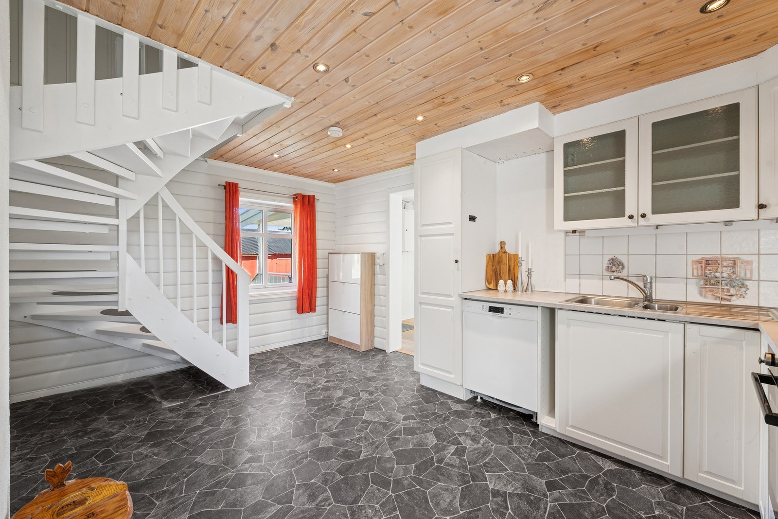 Fra kjøkkenet er det åpen løsning mot trappeløpet som binder etasjene sammen. Galleribilde