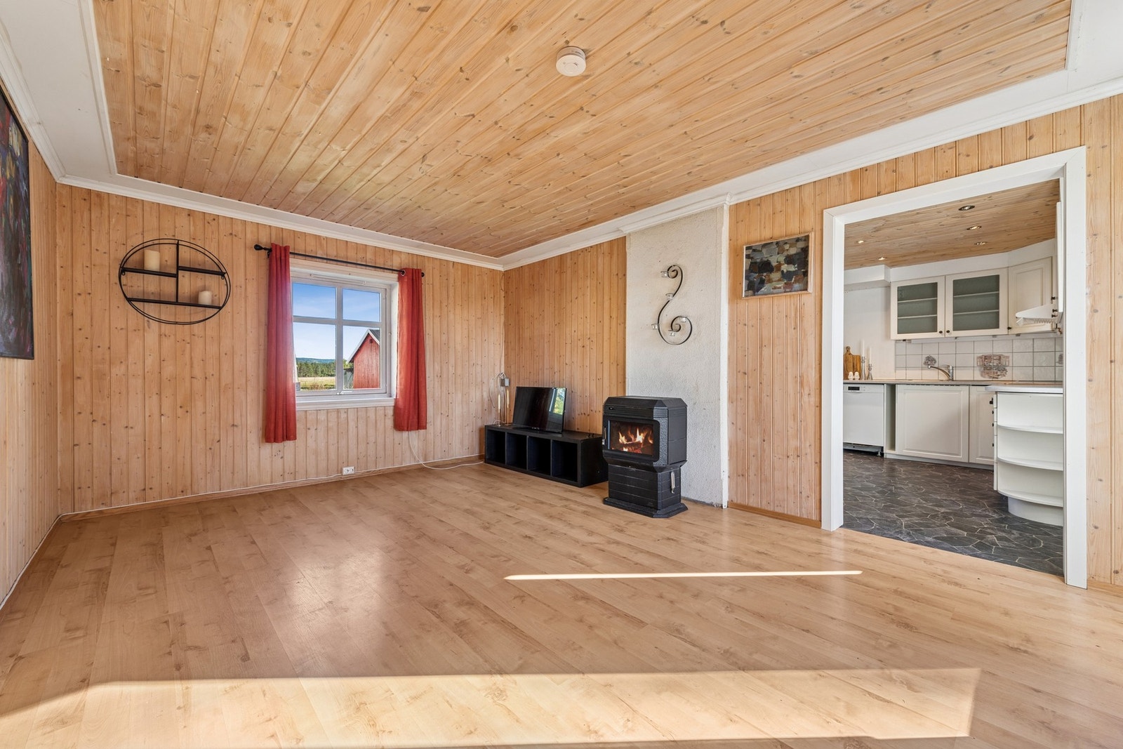 Stuen gir rom for både sofakrok og spiseplass, og har vedovn som bidrar til varme og stemning. Galleribilde
