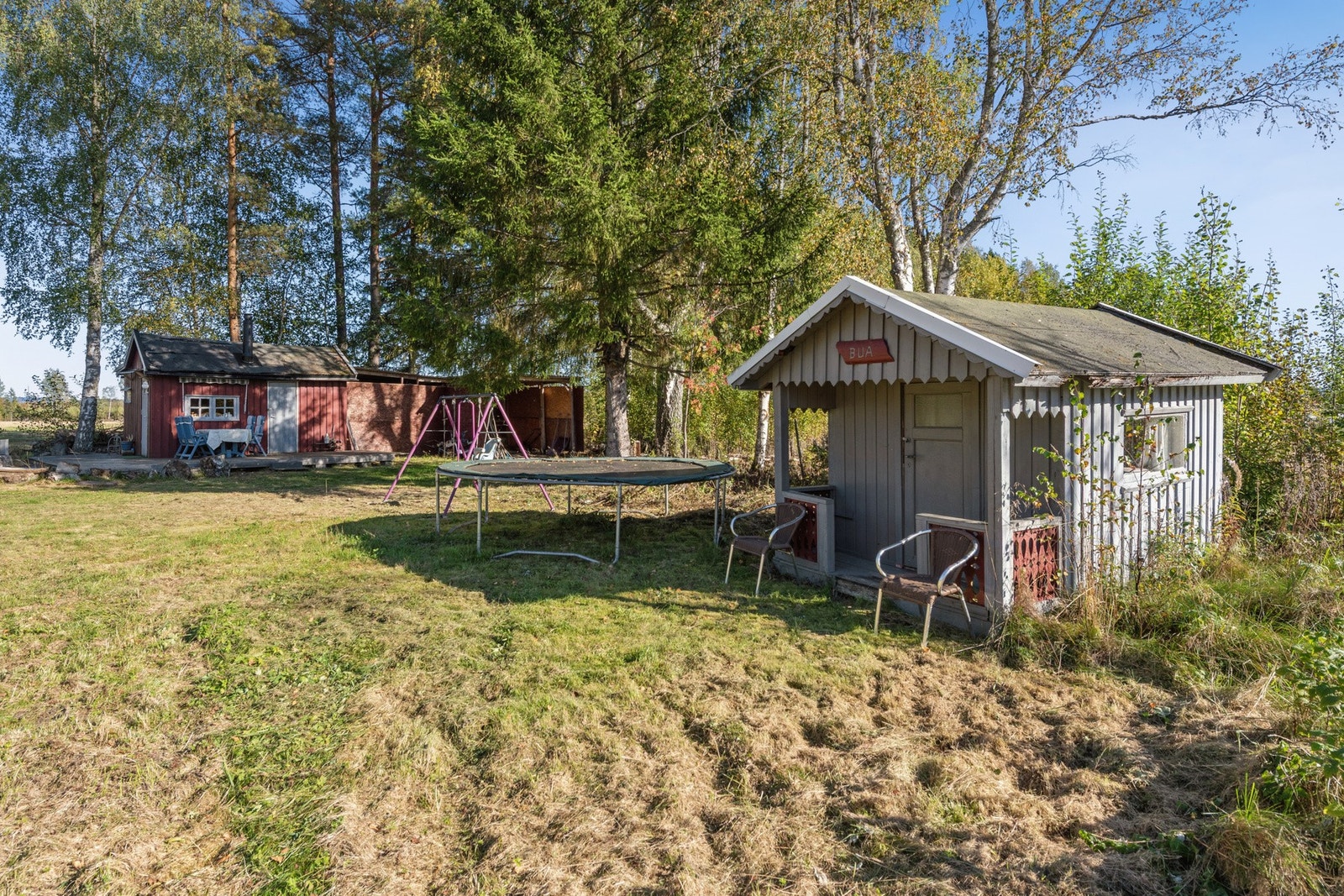 Alt i alt får du her en god kombinasjon av landlige omgivelser, et trygt og sosialt nabolag og enkel tilgang til både hverdagens behov og større bysentra. Galleribilde