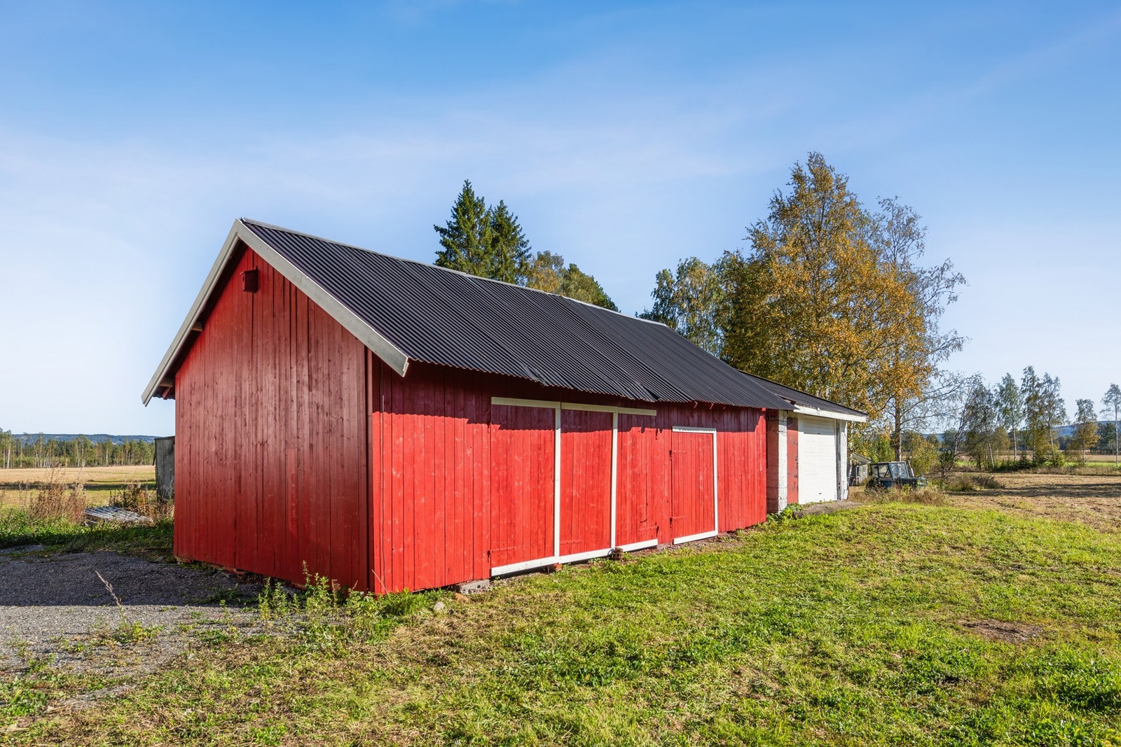 På eiendommen finnes det en frittstående bygning som kan benyttes til lagring eller hobbyformål. Bygget gir ekstra plass og fleksibilitet i hverdagen. Galleribilde