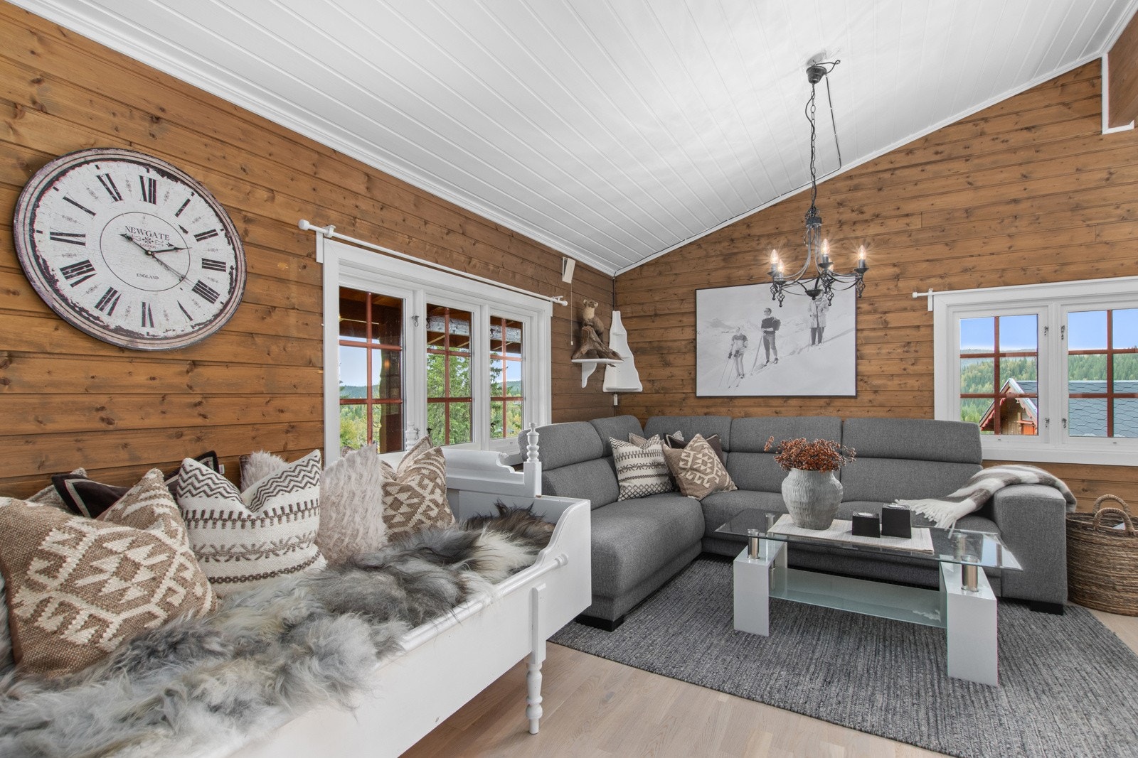 Av oppgraderinger i de siste år, er det et nytt bad, nye vindu, ny taktekking, ny takhatt, kjøkken innredning, vedovn og ny parkett. Galleribilde