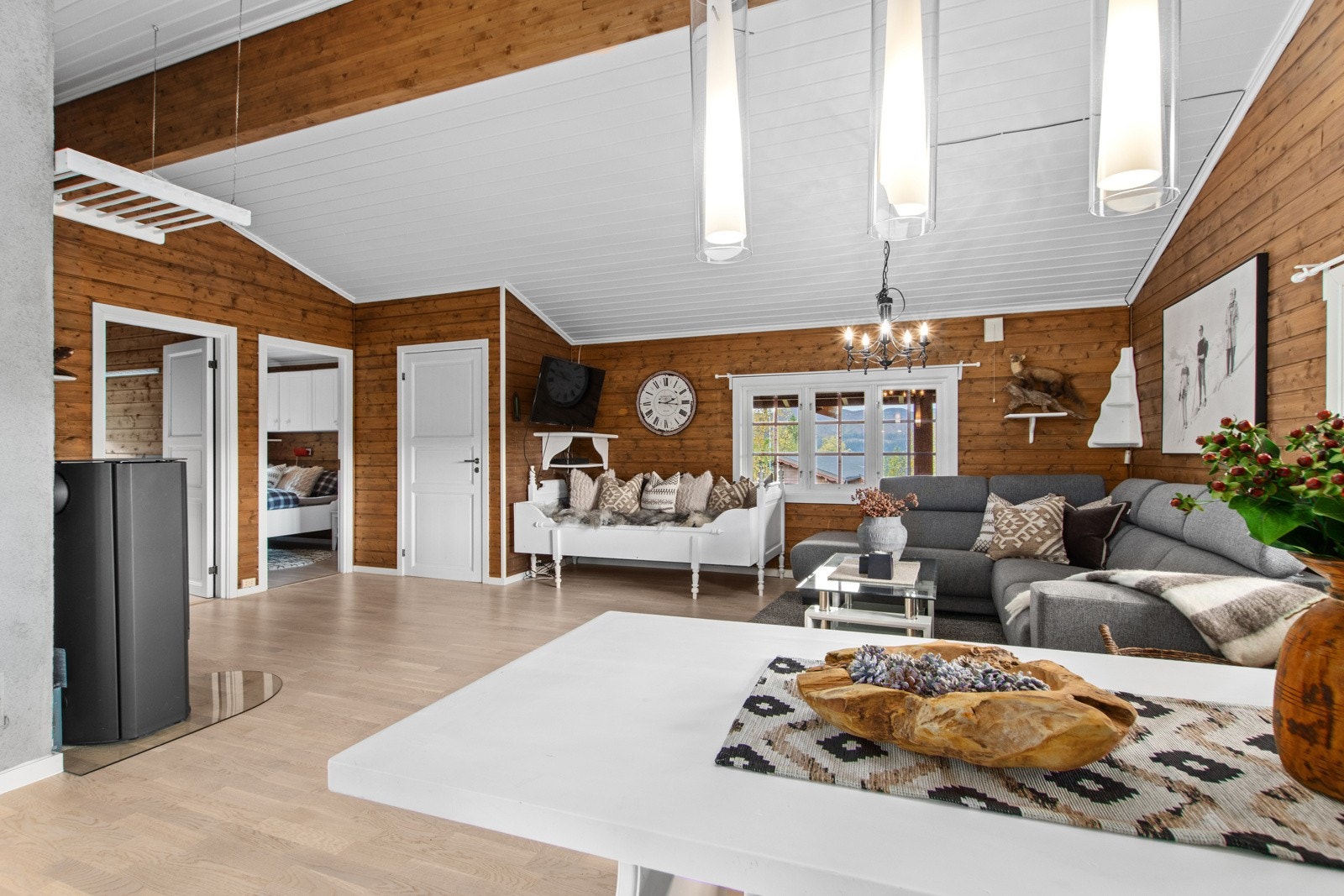 Velkommen til Halla 10 - en innbydende hytte som kombinerer moderne komfort med ekte hyttesjarm. Galleribilde