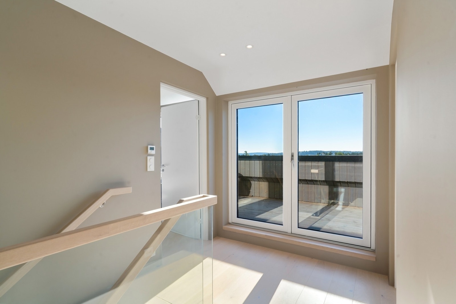 I toppetasjen er det utgang til solrik takterrasse. Galleribilde