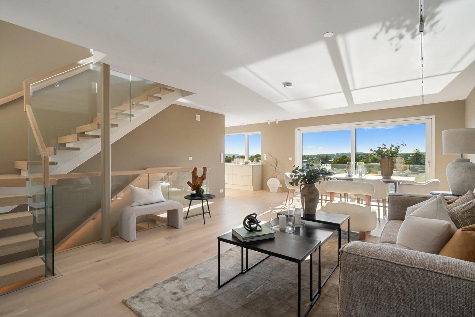 Stuen er av god størrelse med flere møbleringsmuligheter. Galleribilde