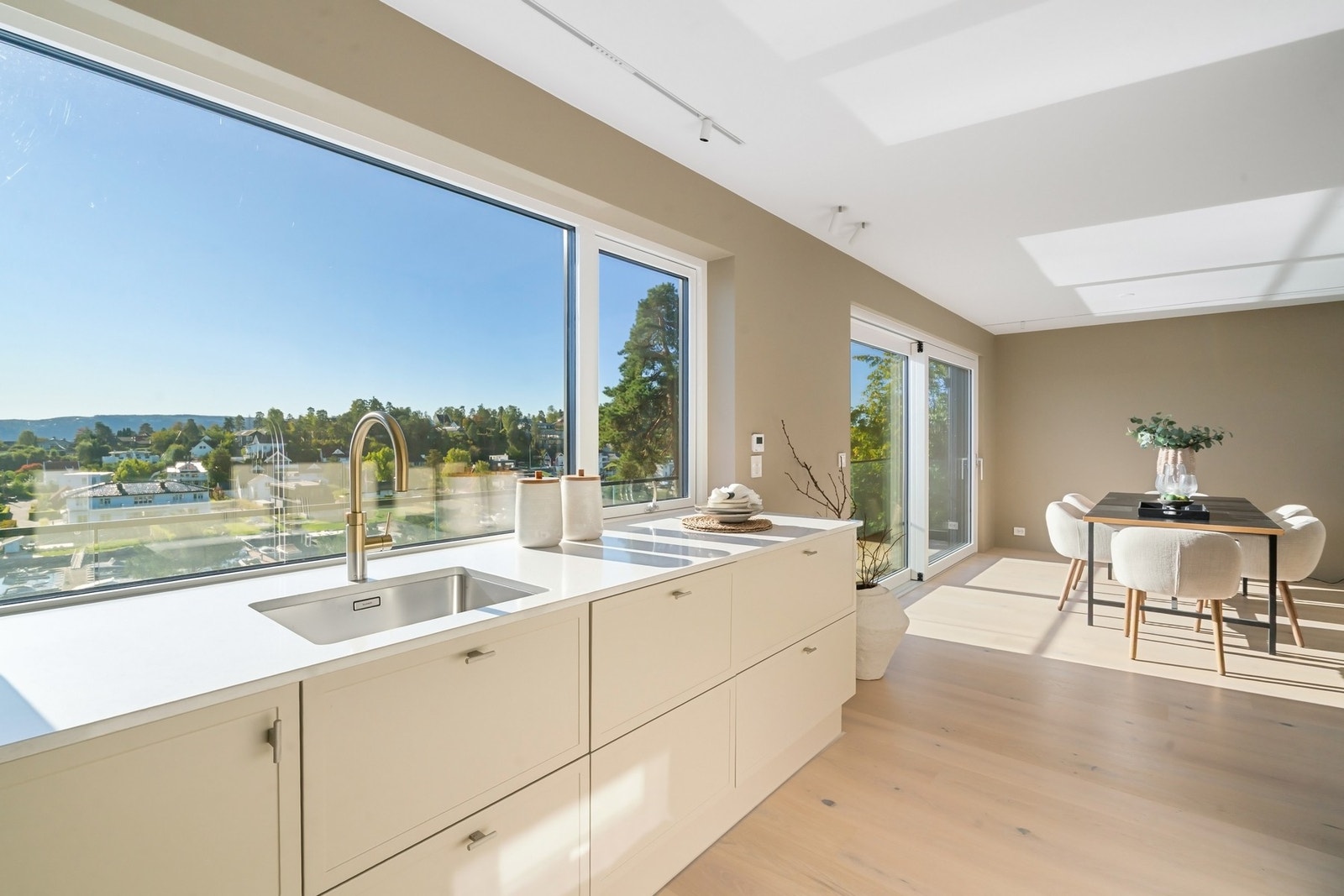 Her kan man nyte utsikten mens man lager maten. Galleribilde