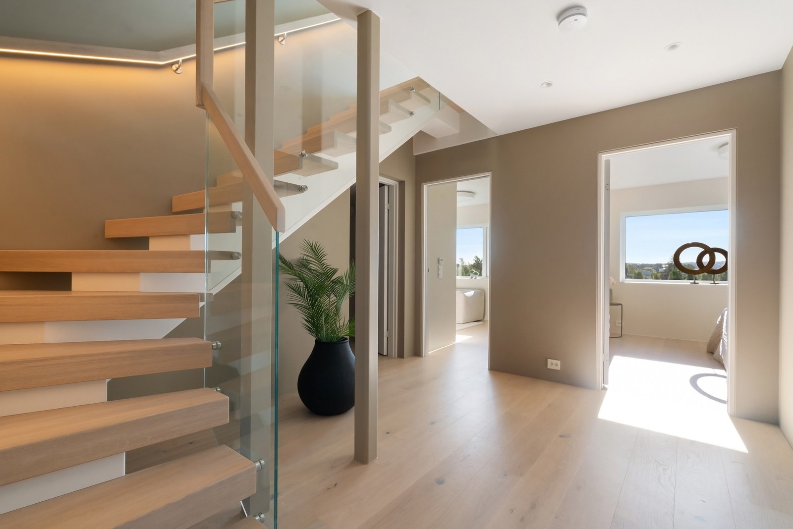 Underetasjen består av to soverom, bad, vaskerom, bod, teknisk rom og garderoberom. Galleribilde