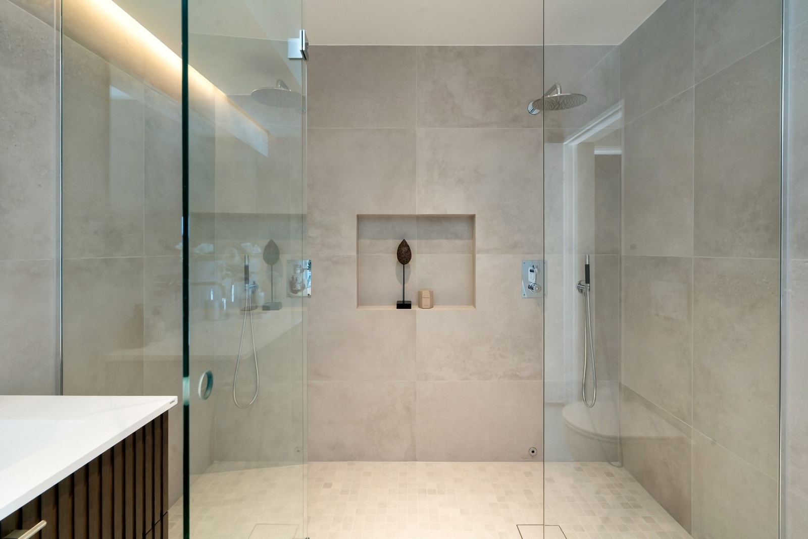 Stor nisje for dobbeldusj. Integrerte dusharmaturer fra Tapwell. Galleribilde