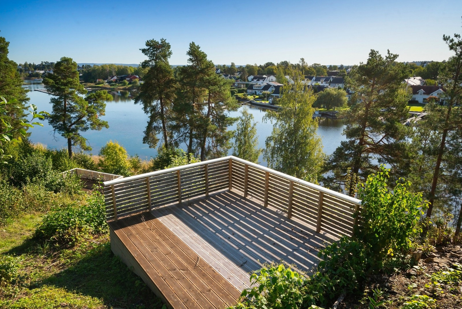 Solrik terrasse på vei ned mot sjøen. Galleribilde