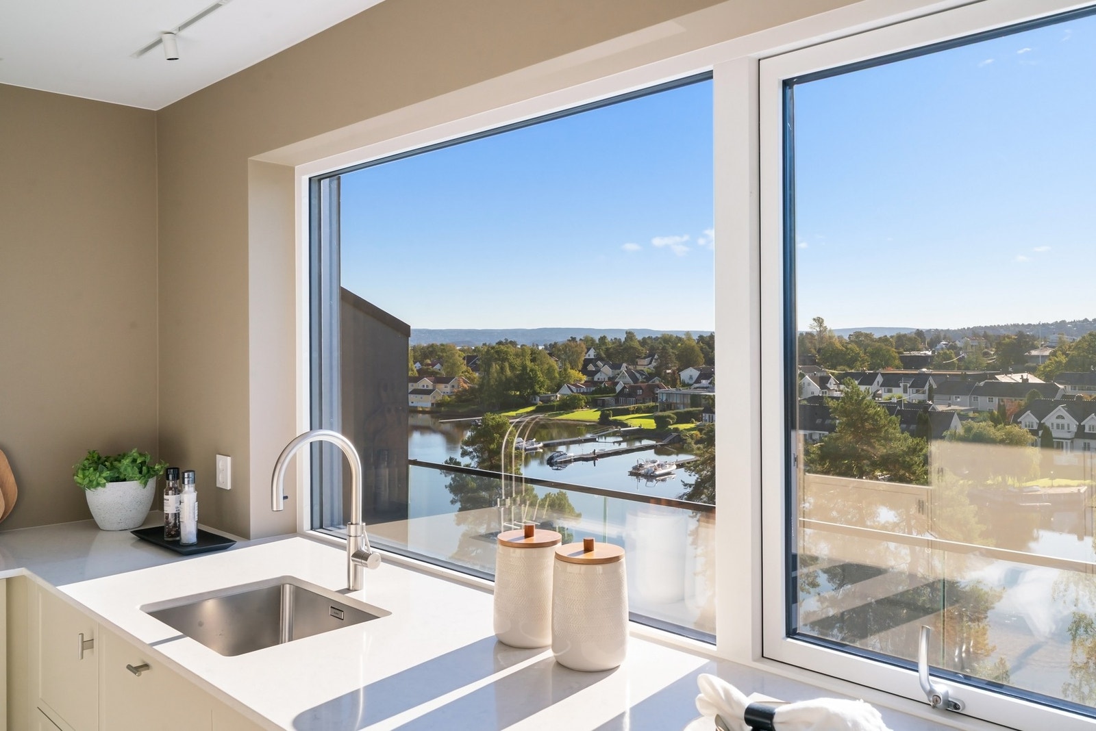 Det er installert Quooker som gir kokende vann rett fra springen. Galleribilde