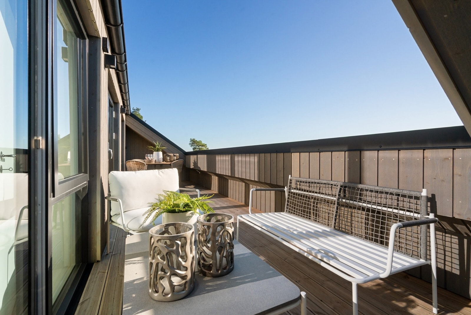 Solrik takterrasse med flere møbleringsmuligheter. Galleribilde