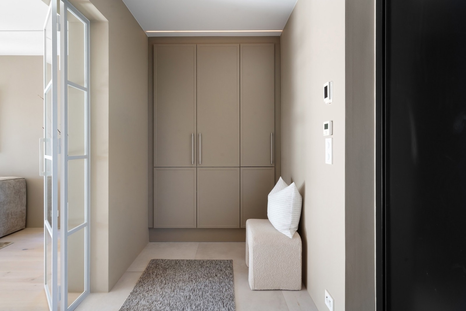 Elegant smijernsdør ut til hyggelig entrè/ gang med garderobe og wc. Galleribilde