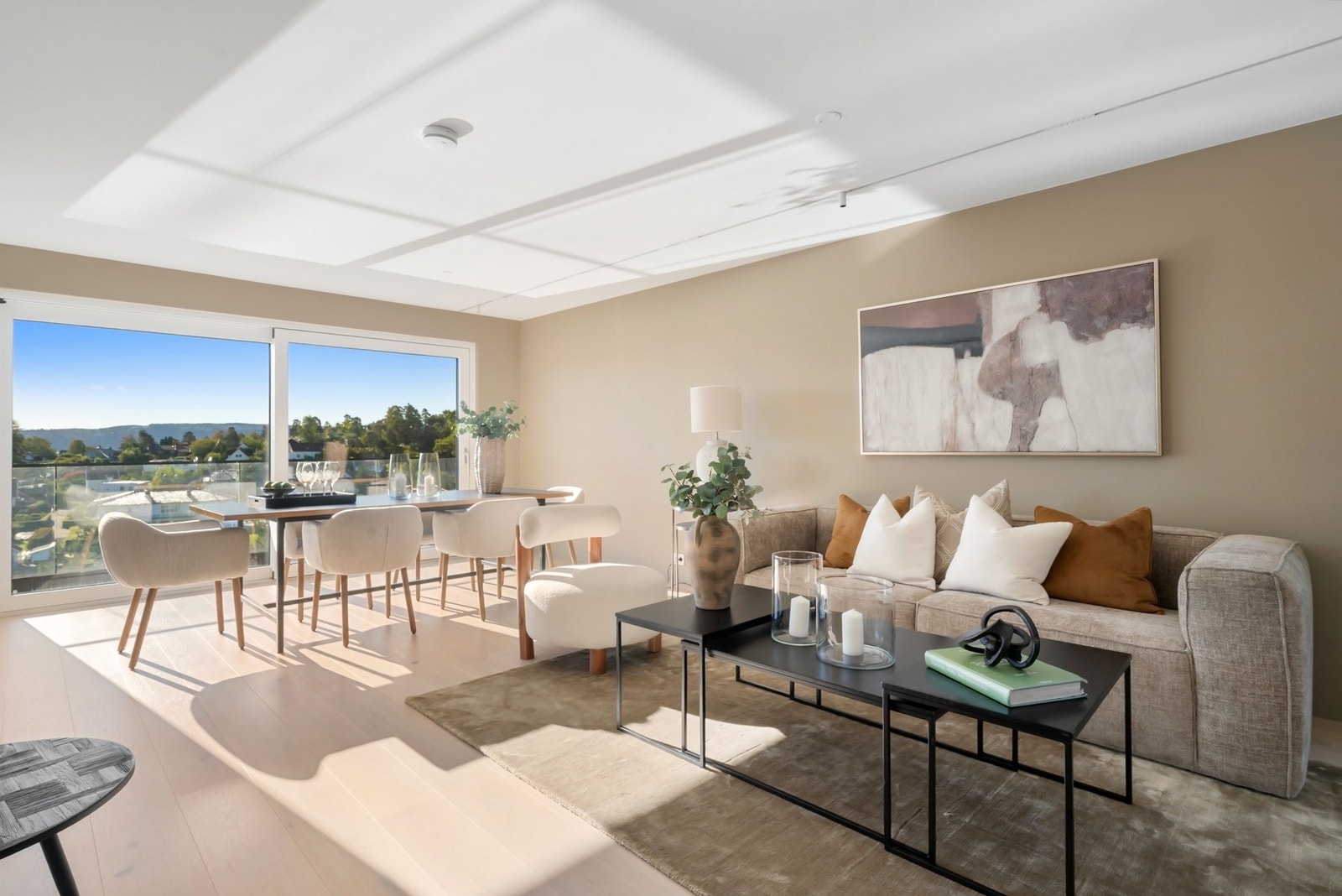 Store vindusflater gir rikelig med naturlig lys inn i boligen. Galleribilde