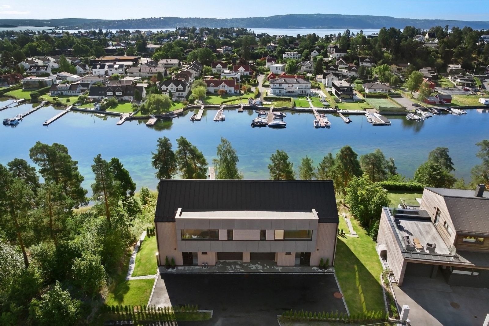 Helt ny (2025), vertikaldelt tomannsbolig i førstelinje mot sjøen. Det er seksjonen til høyre som selges. Galleribilde