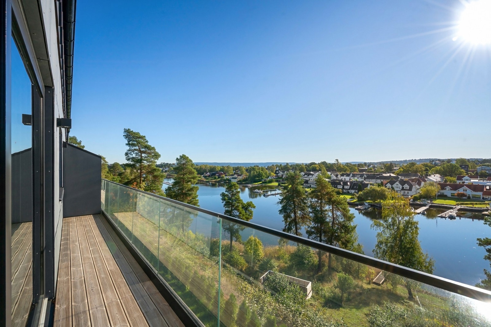 Skyvedøren gir en sømløs overgang mellom ute og inne. Galleribilde