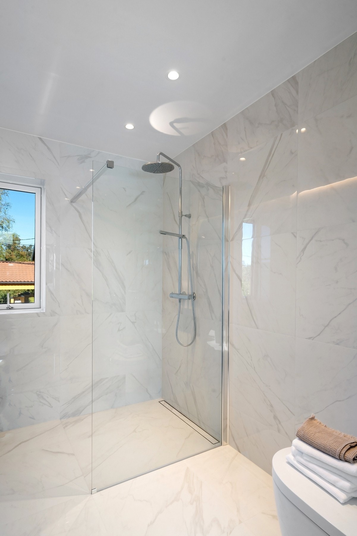 Dette badet har spyletoalett, dusjhjørne og dobbelservant. Galleribilde