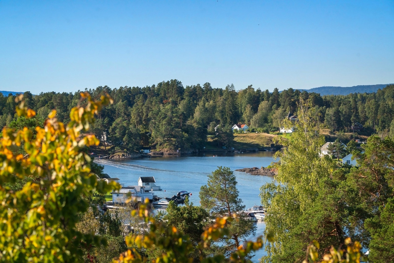 Solrik og rolig beliggenhet i barnevennlige, trafikkstille omgivelser på Langodden. Galleribilde