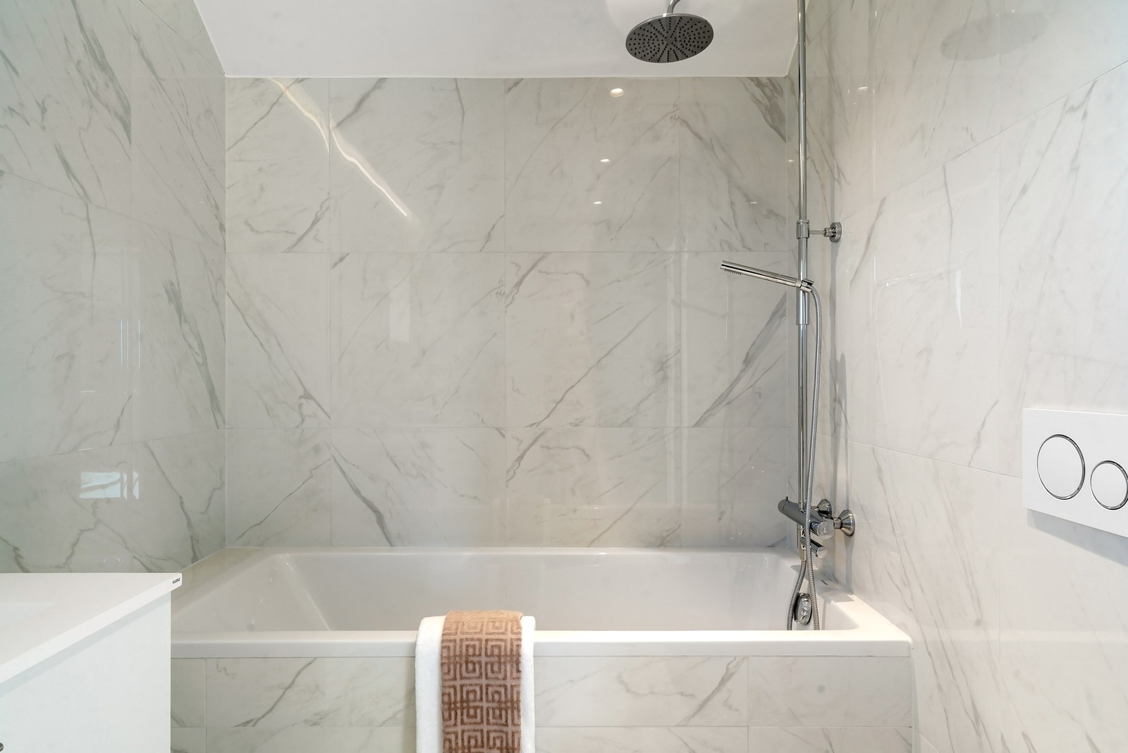 Lekkert bad med badekar. Galleribilde