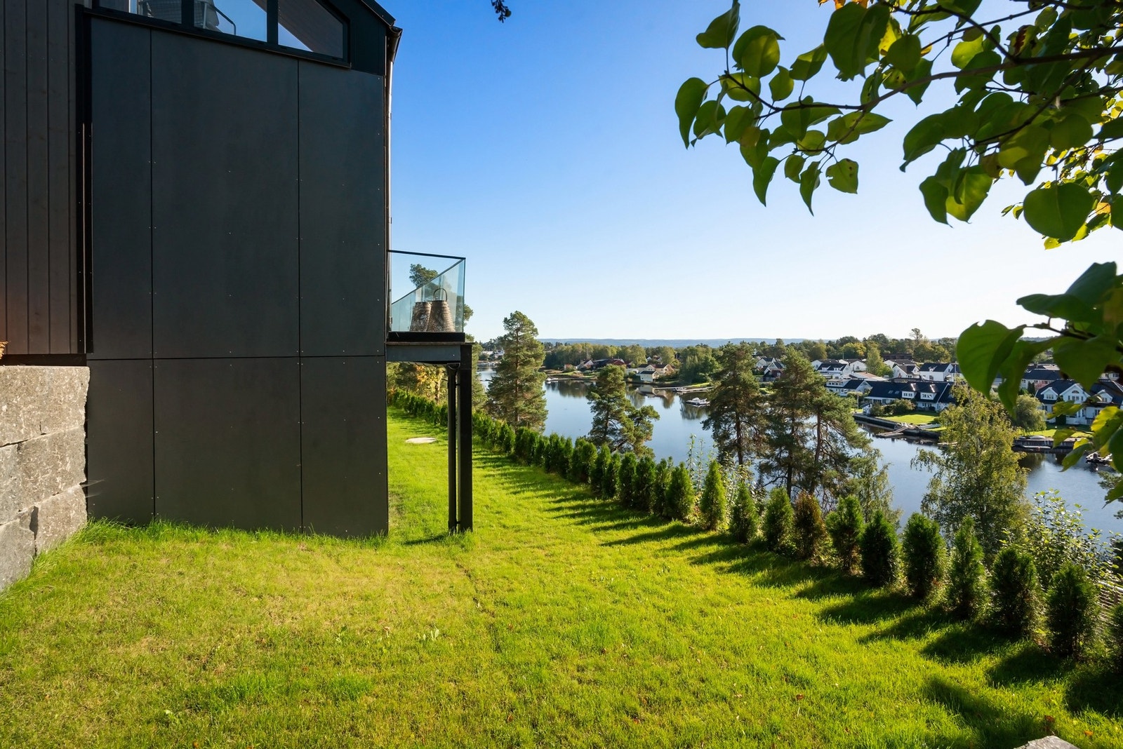 Hage på fremsiden av huset med nydelig utsikt. Galleribilde