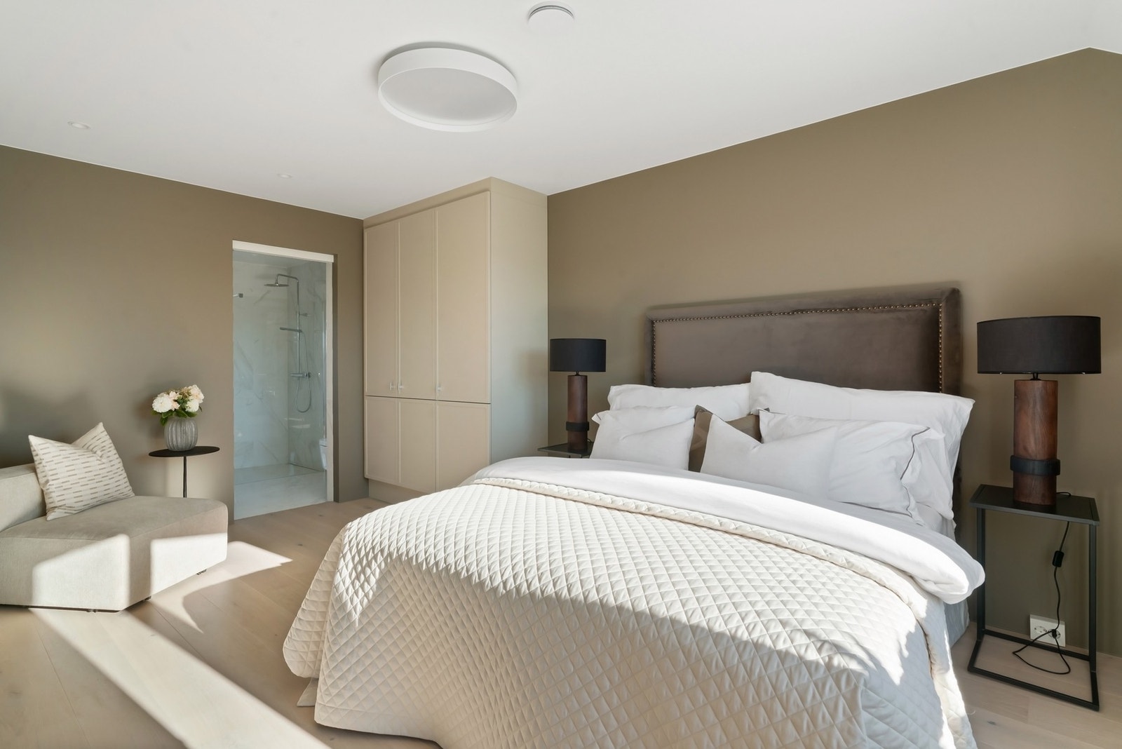 Hovedsoverom med direkte adkomst til eget bad. Galleribilde